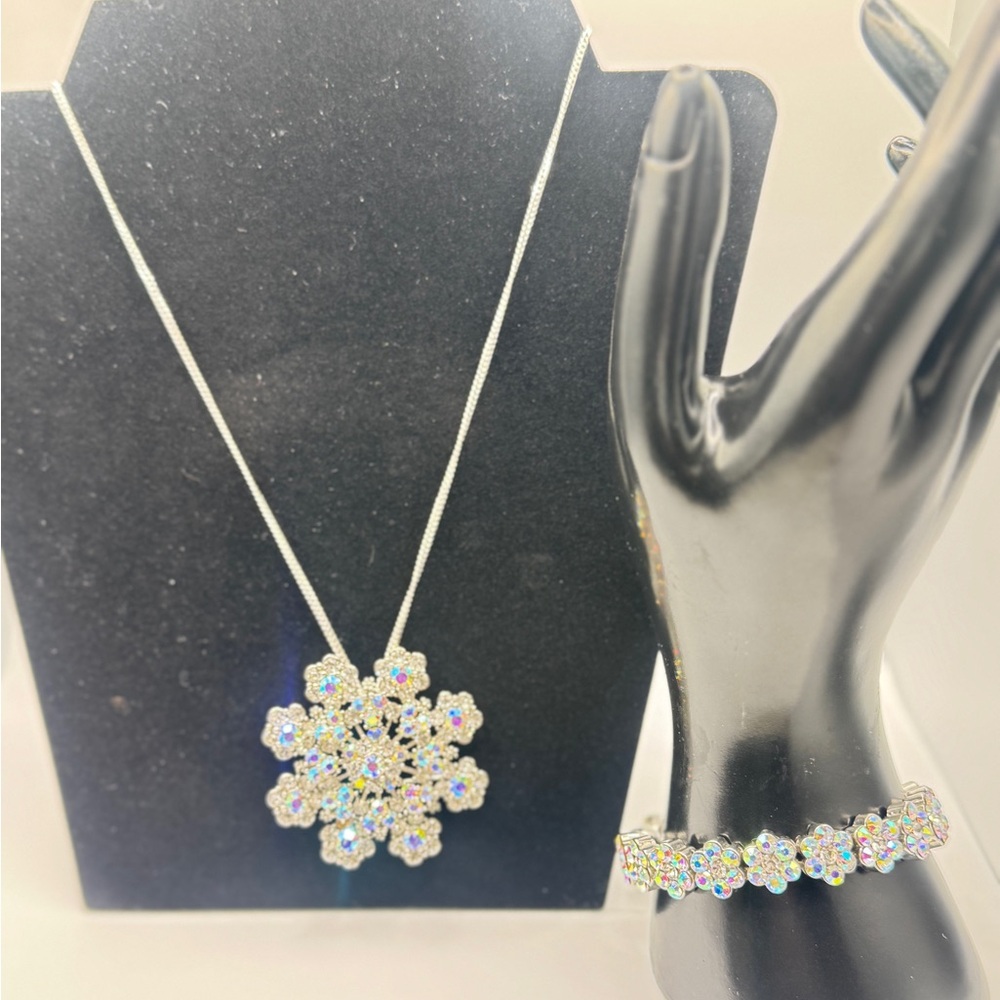 Elegant Silver Floral Jewelry Set without the chain.
